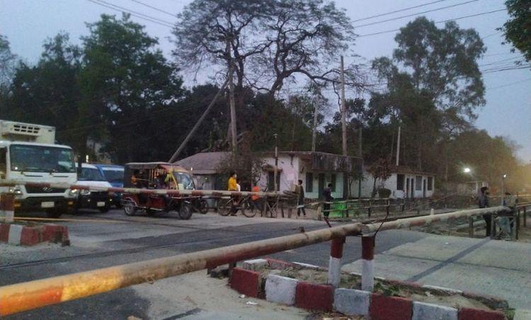 balapara railway gate এর ছবি
